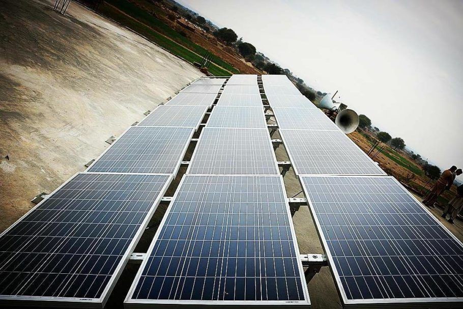 Filtro de água movido a energia solar abastece comunidades rurais