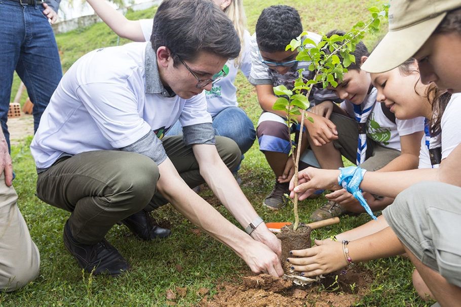 Jovem lidera projeto para plantar 1 trilhão de árvores em 30 anos